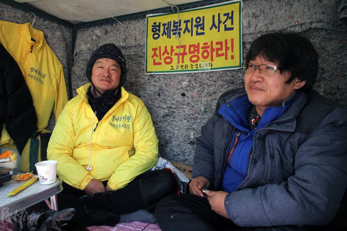 형제복지원 사건 진상규명을 위한 국회 앞 농성장에서 만난 최승우 씨(왼쪽)와 한종선 씨(오른쪽).