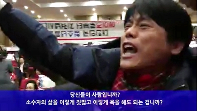 12월 1일, 성일종 자유한국당 의원이 주최한 에이즈의 날 행사에서 동성애 혐오는 에이즈를 예방할 수 없다고 발언하고 있는 윤가브리엘 대표. (사진 출처: 키싱에이즈살롱 페이스북 페이지 영상 갈무리)