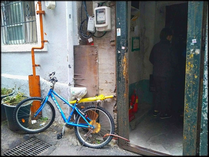 유철동 님이 생전에 사시던 쪽방 입구. 지금은 다른 분이 살고 있다.