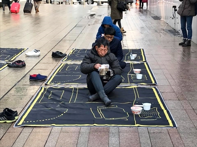 실제 쪽방 크기 모형을 가지고 쪽방에서의 하루를 재연하는 퍼포먼스. (12월 18일 홈리스 추모주간 선포 기자회견 ⓒ빈곤사회연대)