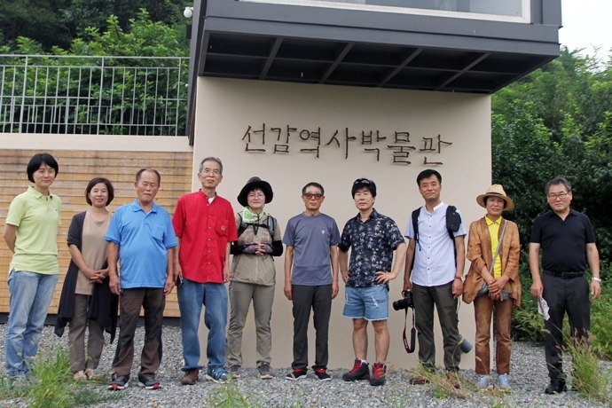 자신의 유년을 잡아먹었던 선감학원 터에 세워진 선감역사박물관에서(2017년 8월 19일). 오른쪽 네번째가 김성환 씨.