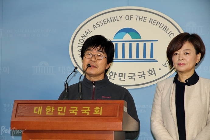 11월 23일, 국회 정론관에서 열린 선감학원 사건 진상규명 요구 기자회견에서 자신이 겪은 피해를 증언하고 있는 김성환 씨(왼쪽).