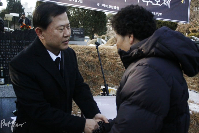 이성호 국가인권위원회 위원장이 고 우동민 열사의 어머니인 권순자씨에게 사과하고 있다. 