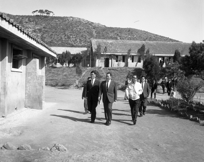 박태원 경기도지사(재임기간 1964 ~ 1968, 사진 맨 앞 가운데 인물)가 선감학원을 방문해 원생들이 생활하는 기숙사 건물을 시찰하고 있다. (사진제공 : 정진각 안산지역사연구소 소장)