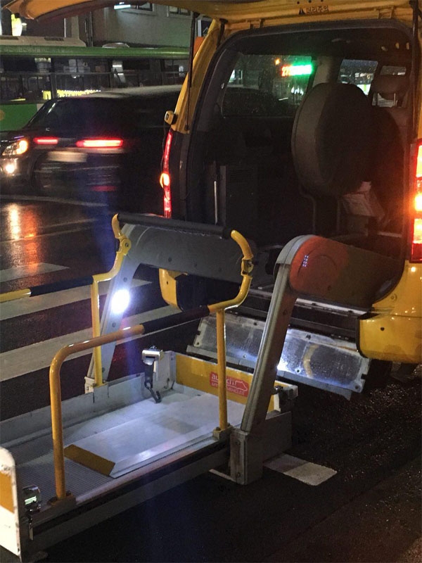 D씨와의 인터뷰 후, 장애인콜택시를 이용해 귀가하려는 데에도 1시간 반 가량의 대기시간이 소요되었다. 특히나 여러 장애를 중첩적으로 가진 장애인의 경우, 다른 대중교통수단을 이용하는 것이 어려워 장콜의 이용기피 문제는 이동권과 직접적인 연관을 갖는다.