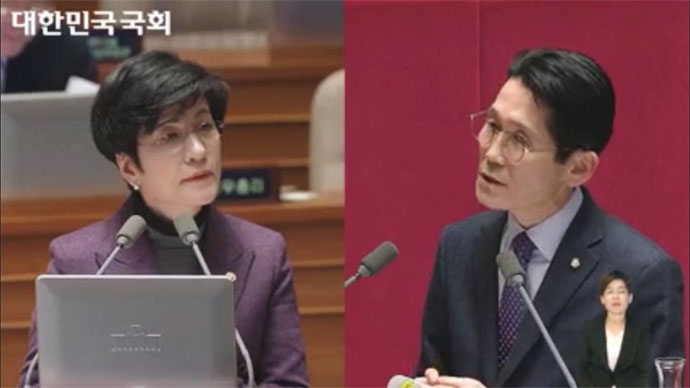 윤소하 정의당 의원이 김영주 고용노동부 장관에게 질의하고 있다. 국회방송 갈무리.