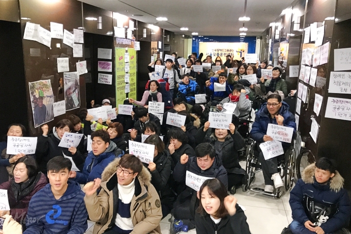 농성 중단 기자회견에 참석한 사람들이 앞으로의 투쟁을 결의하며 구호를 외치고 있는 모습. 농성 중단 기자회견에 참석한 사람들이 앞으로의 투쟁을 결의하며 구호를 외치고 있는 모습.