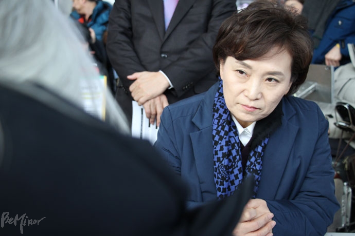 김현미 국토교통부 장관이 14일 서울역 농성장에 방문해 ‘시내버스 대폐차 시 저상버스 도입을 의무화’하도록 ‘교통약자이동편의증진법’을 개정하겠다고 밝혔다. 