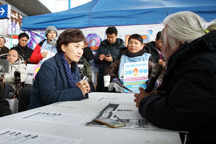 서울역 농성장에서 장애계 대표들과 면담 중인 김현미 국토부 장관 