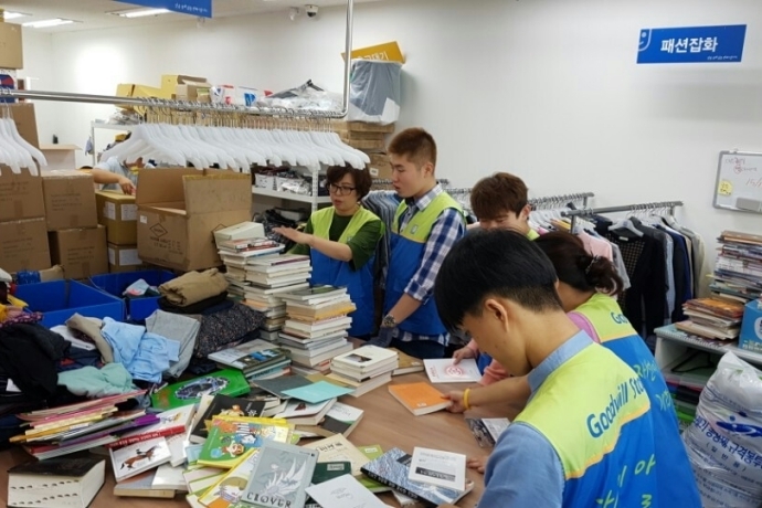 지난 2017년, 발달장애인 현장중심 직업훈련 시범사업에 참여한 훈련생들이 현장에서 작업을 진행하고 있는 모습. 새누리부모연대 제공. 지난 2017년, 발달장애인 현장중심 직업훈련 시범사업에 참여한 훈련생들이 현장에서 작업을 진행하고 있는 모습. 새누리부모연대 제공.