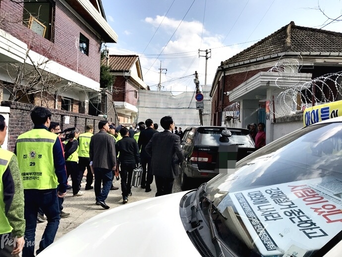 서울북부지방법원 집행관들과 용역업체 직원들이 철거 대상 주택에 들이닥쳤다.