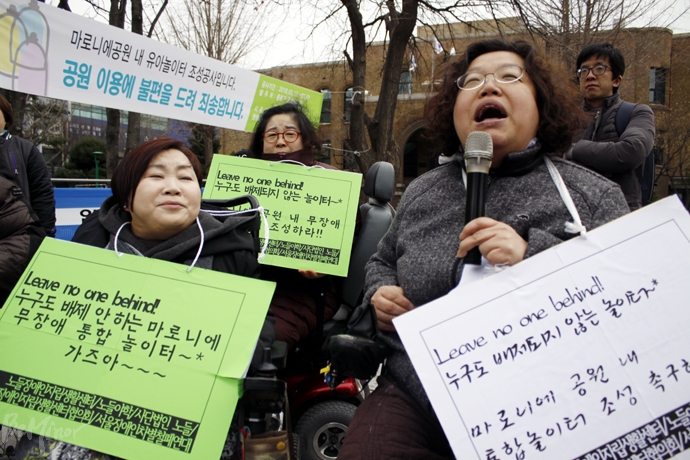 발언 중인 이형숙 노들장애인자립생활센터 소장. (사진 오른쪽)