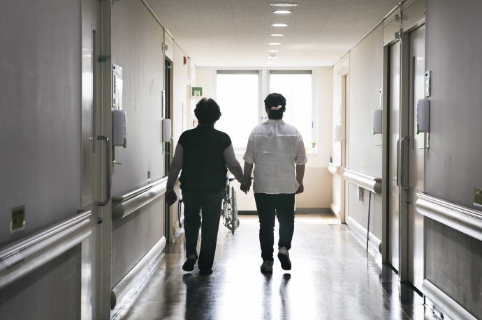 메탄올 중독 실명 피해 노동자가 병원 치료를 받고 걸어가고 있다. ⓒ민석기