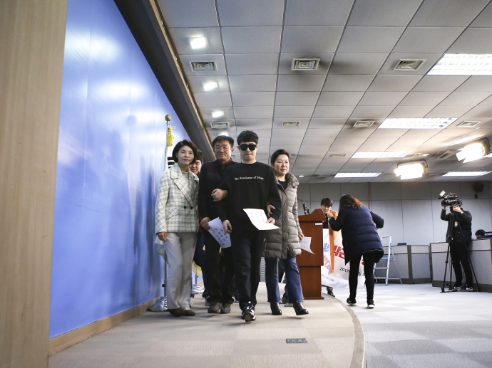 2017년 12월 5일, 국회 정론관에서 열린 메탄올 실명 피해자 추가발견 박근혜정부 노동부 장관 고발 기자회견을 마치고 피해자가 걸어나오고 있다. ⓒ민석기