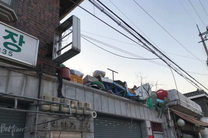 조한정 씨의 집 대문 위에 강제집행을 막기 위한 집기들이 올려져 있다. 조한정 씨의 집 대문 위에 강제집행을 막기 위한 집기들이 올려져 있다.