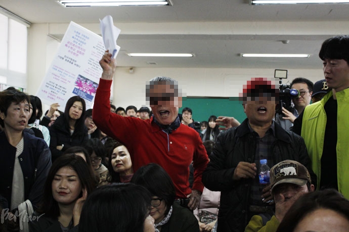 26일, 서울 특수학교 설립 추진에 대한 설명회에서 특수학교 설립을 반대하는 일부 주민들이 난입해 폭언을 쏟아내고 있다. 