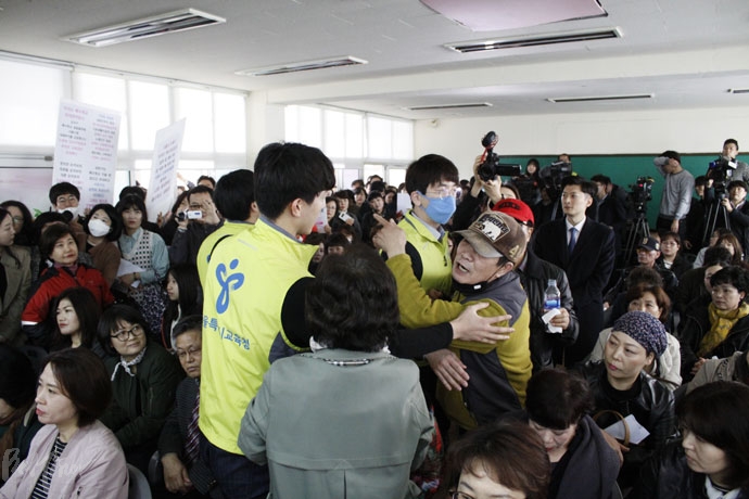 설명회장 앞으로 진입하려는 반대 측 주민을 서울시교육청 안전요원이 막아서고 있다. 