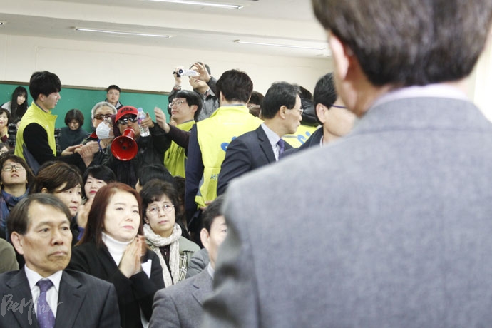 조희연 교육감이 특수학교 설립에 관해 설명하자 비대위측 사람들이 확성기를 이용해 고함치고 있다. 