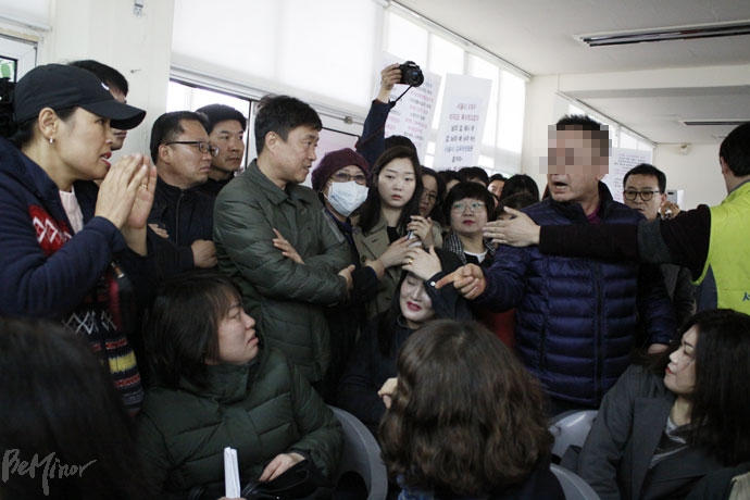 특수학교 설립 반대를 주장하는 비대위 측 한 남성이 설명회에 참석한 장애부모에게 삿대질하며 폭언하고 있다. 