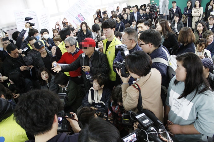 교육청 측에 사전 ‘불참’을 통보했던 비대위가 질의응답 시간에 마이크를 잡고 발언하고 있다.