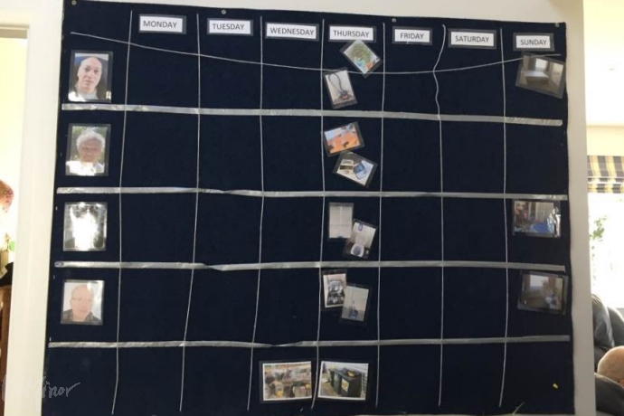 '지원주택' 벽면에 붙어있는 거주인 스케줄 표