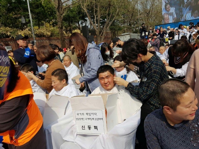 신동혁 전국장애인부모연대 충주지회 활동가가 지난 4월 2일 발달장애 국가책임제를 촉구하며 삭발하고 있는 모습 (사진 제공 : 신동혁) 신동혁 한국피플퍼스트 충북위원장이 지난 4월 2일 발달장애 국가책임제를 촉구하며 삭발하고 있는 모습 (사진 제공 : 신동혁)