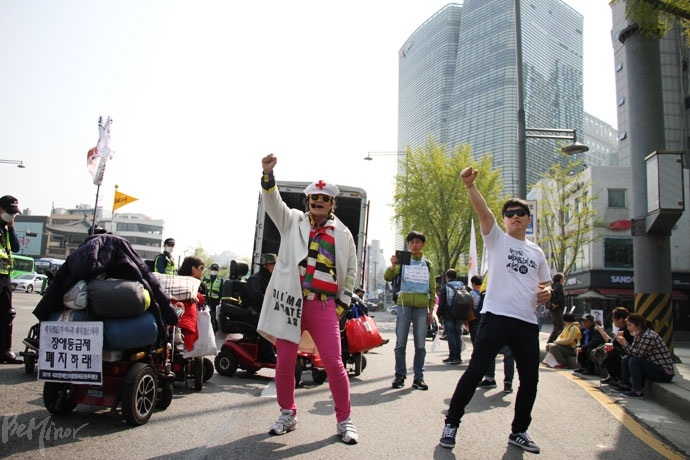 4월 20일 장애인차별철폐의 날 행진하는 김대범 피플퍼스트 집행위원. 4월 20일 장애인차별철폐의 날 행진하는 김대범 한국피플퍼스트 집행위원(맨 오른쪽)