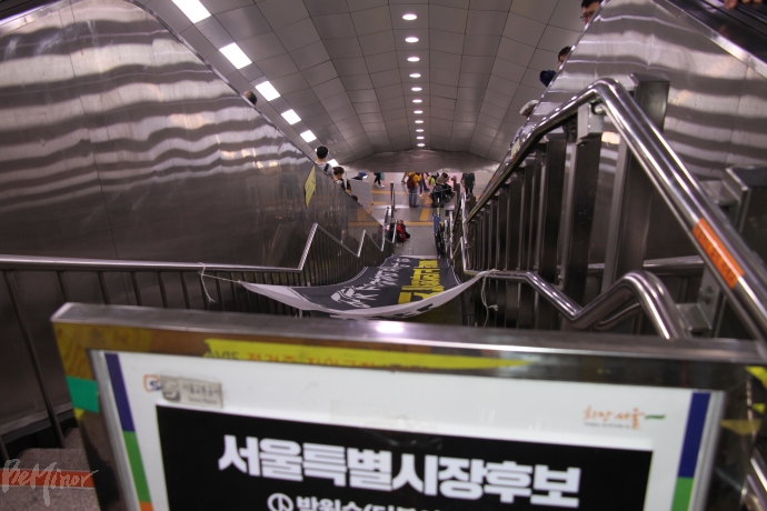 이 날 시위 장소였던 충무로역 3호선과 4호선 환승구간의 휠체어 리프트 구간은 아찔할 정도로 깊다.
