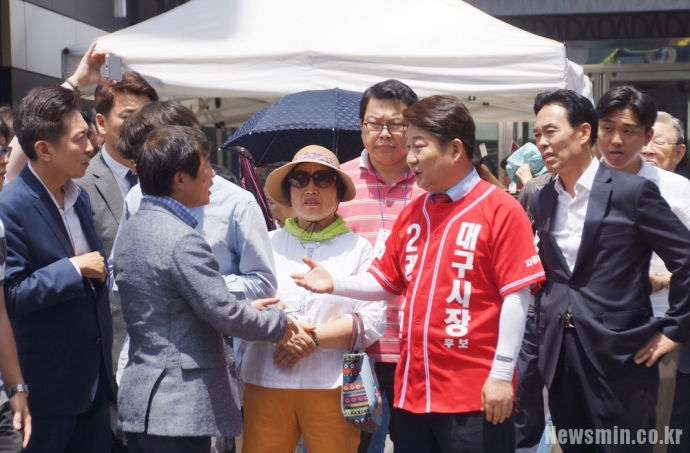 권영진 후보와 장애인 단체 관계자가 설전을 벌이고 있다.