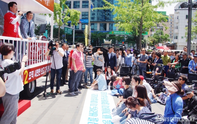 권영진 자유한국당 대구시장 후보가 발언에 나서자 장애인 단체 관계자들이 바닥에 무릎을 꿇고 앉았다.