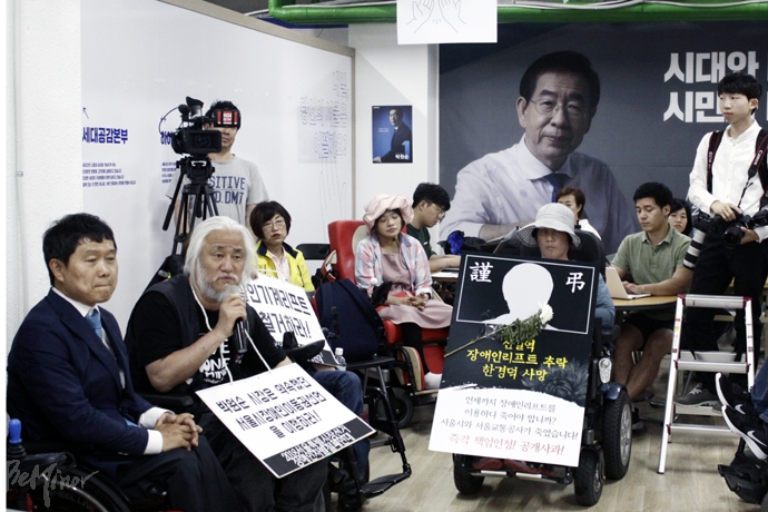 우창윤 박원순 캠프 장애인위원장(가장 왼쪽)이 신길역 휠체어 리프트 추락 참사 대책 마련을 촉구하고 있는 서울장차연 회원들의 이야기를 듣고 있다.