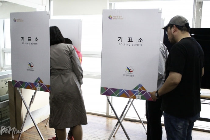 지난 5월 21일, 종로구 선거관리위원회는 노들장애인야학에서 발달장애인 유권자를 대상으로 모의투표를 진행했다. 