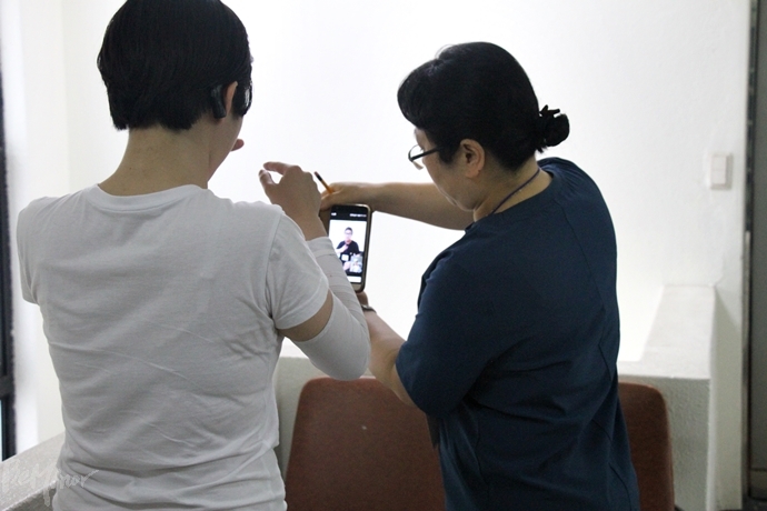 다른 투표소에 나가 있는 수어통역사와 영상통화를 통해 투표 안내를 받고 있는 이진경 씨.