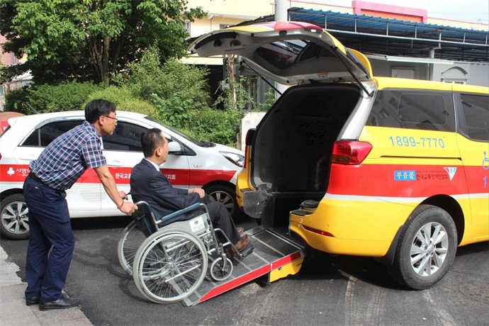 경북광역이동지원센터 장애인콜택시 이용 장면. ⓒ경상북도