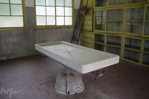 시신해부가 이뤄졌던 소록도 검시실. 소록도 주민에 의하면 1996년까지 오른쪽 선반에 낙태한 태아 표본을 포르말린액 속에 담아 보관한 유리병이 있었다.