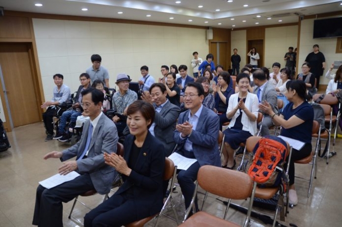 ▲27일 오전 10시 30분 대구시의회에서 더불어민주당 광역·기초의원 당선인과 420장애인연대의 정책협약식이 열렸다.(사진=뉴스민)