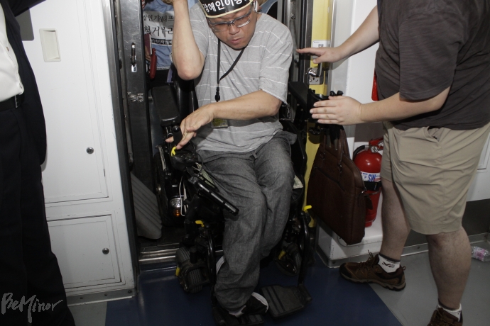 지하철 내 연결통로가 너무 좁아 스쿠터 등을 탄 사람들은 겨우 그 통로를 빠져나올 수 있었다.