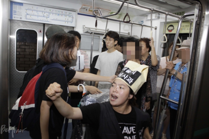 한 여성시민이 시위대를 향해 불만을 표현하고 있다.