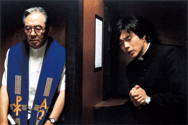 영화 <신부수업> 중에서 고해성사를 하는 장면. 본문 내용과 무관.