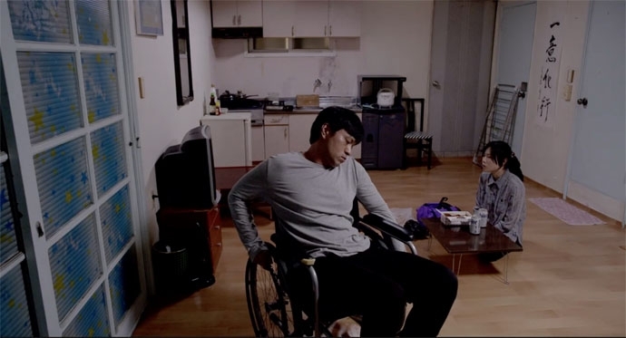 영화 <파란 입이 달린 얼굴> 스틸컷.