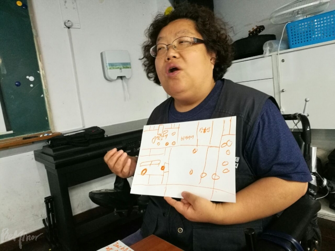 6.8 강도의 지진이 발생하면 어떻게 할 것이냐는 질문에 휠체어를 이용하는 이형숙 노들자립생활센터 소장은 “아무리 생각해도 각자 알아서 해야 한다는 결론 뿐이다"라고 말했다.