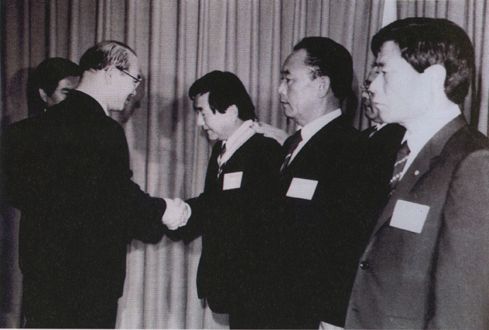 84년 5월 11일, 전두환 대통령으로부터 국민훈장 동백장을 받고 있는 박인근 전 형제복지원 원장. (사진출처 : 형제복지원 운영 화보집)