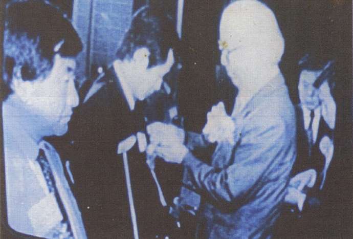 81년 4월, 남덕우 국무총리로부터 국민포장을 받고 있는 박인근 전 형제복지원 원장. (사진출처 : 형제복지원 운영 화보집)