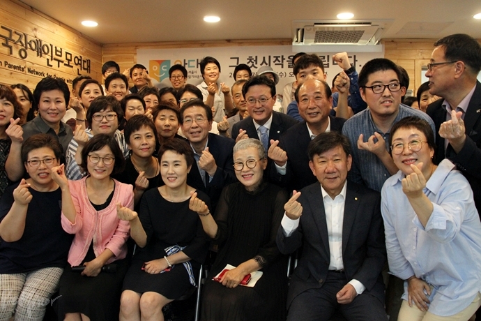 개소식 참석자들이 기념촬영을 하고 있다.