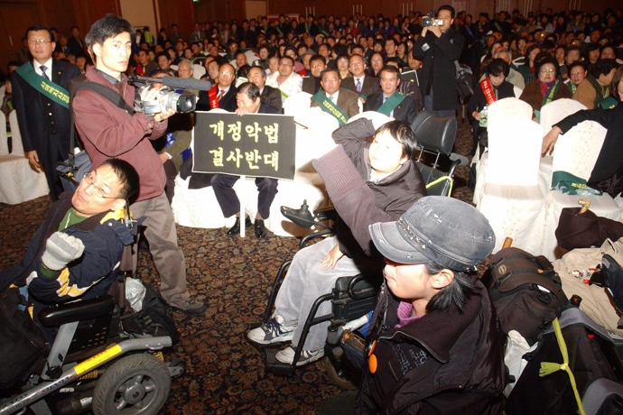 언제나 투쟁하는 장애인의 곁에 카메라를 들고 함께 했던 故 박종필 감독.