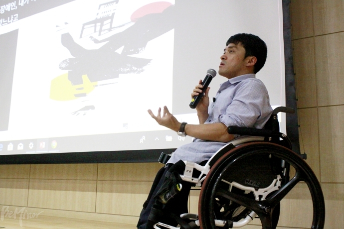 26일, 사계절 출판사와 녹색당이 공동주최한 <실격당한 자들을 위한 변론> 북콘서트에서 김원영 변호사가 이야기를 하는 모습.