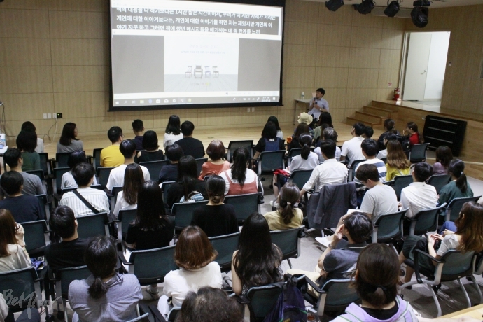 <실격당한 자들을 위한 변론> 북콘서트가 진행되고 있는 모습.