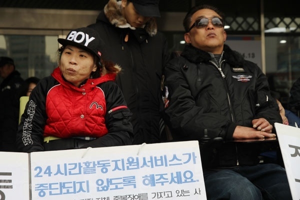 2016년 1월, 인천시의 24시간 활동지원 사업 중단을 규탄하는 기자회견에 참석한 故권오진 씨(맨 오른쪽).