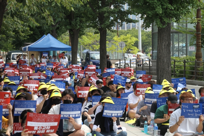 5일 오후 1시, 유아·초·중·등 특수교육과 학생 300명과 특수교사들이 ‘특수교사를 증원해 특수교육대상자의 교육권을 보장하라’며 국회의사당역 앞에서 시위했다.