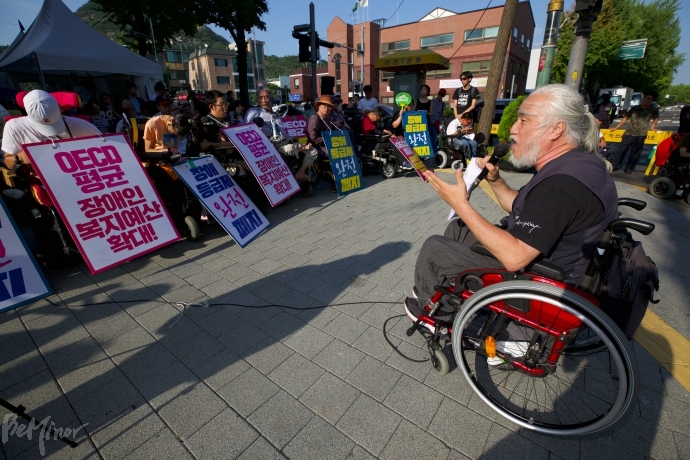 박경석 전장연 상임공동대표가 등급제 완전 폐지의 의미를 밝히며 정부의 계획이 기만적임을 강조하고 있다.